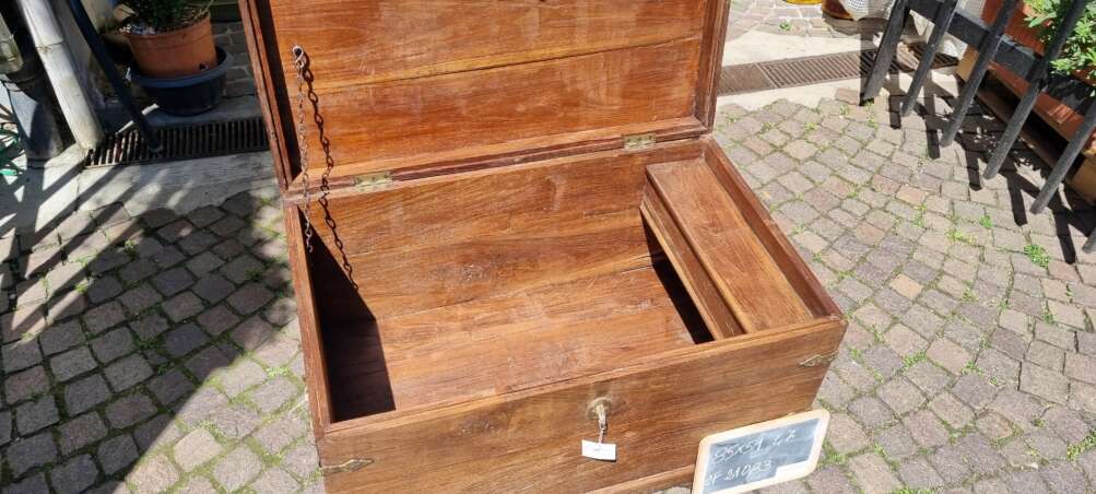 Baule vintage in teak con chiusura in ferro battuto - immagine 3