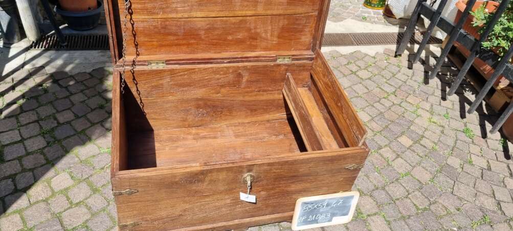 Baule vintage in teak con chiusura in ferro battuto - immagine 7