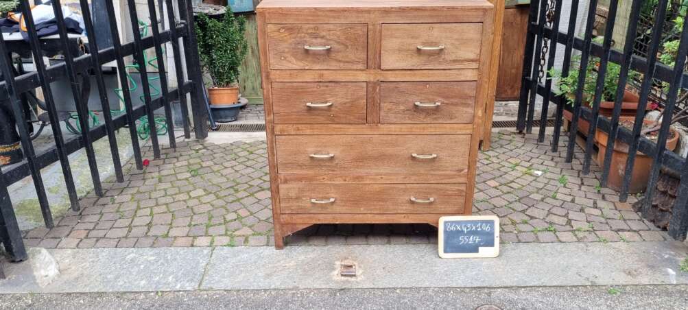 Cassettiera a sei cassetti in teak con maniglie metalliche