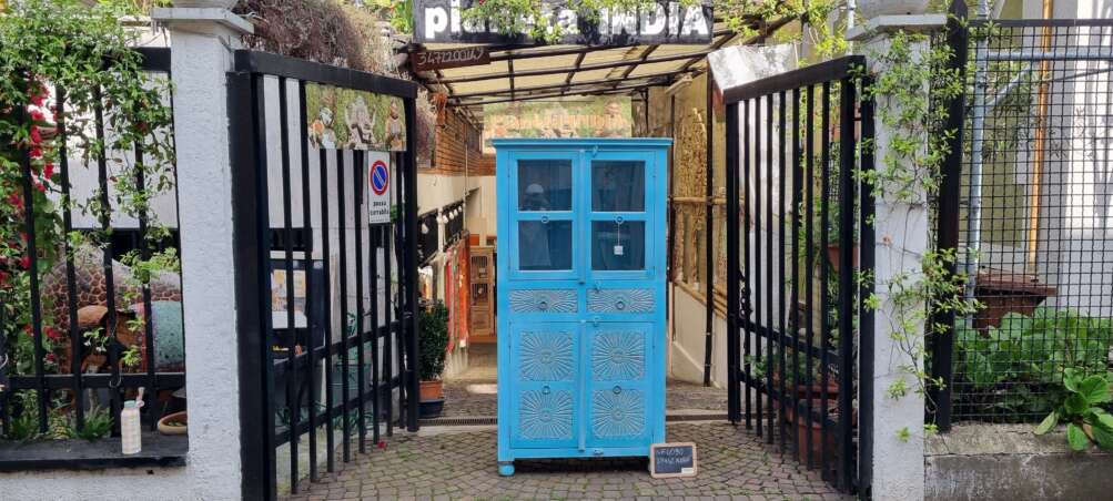 Vetrina azzurra con intagli floreali - immagine 4