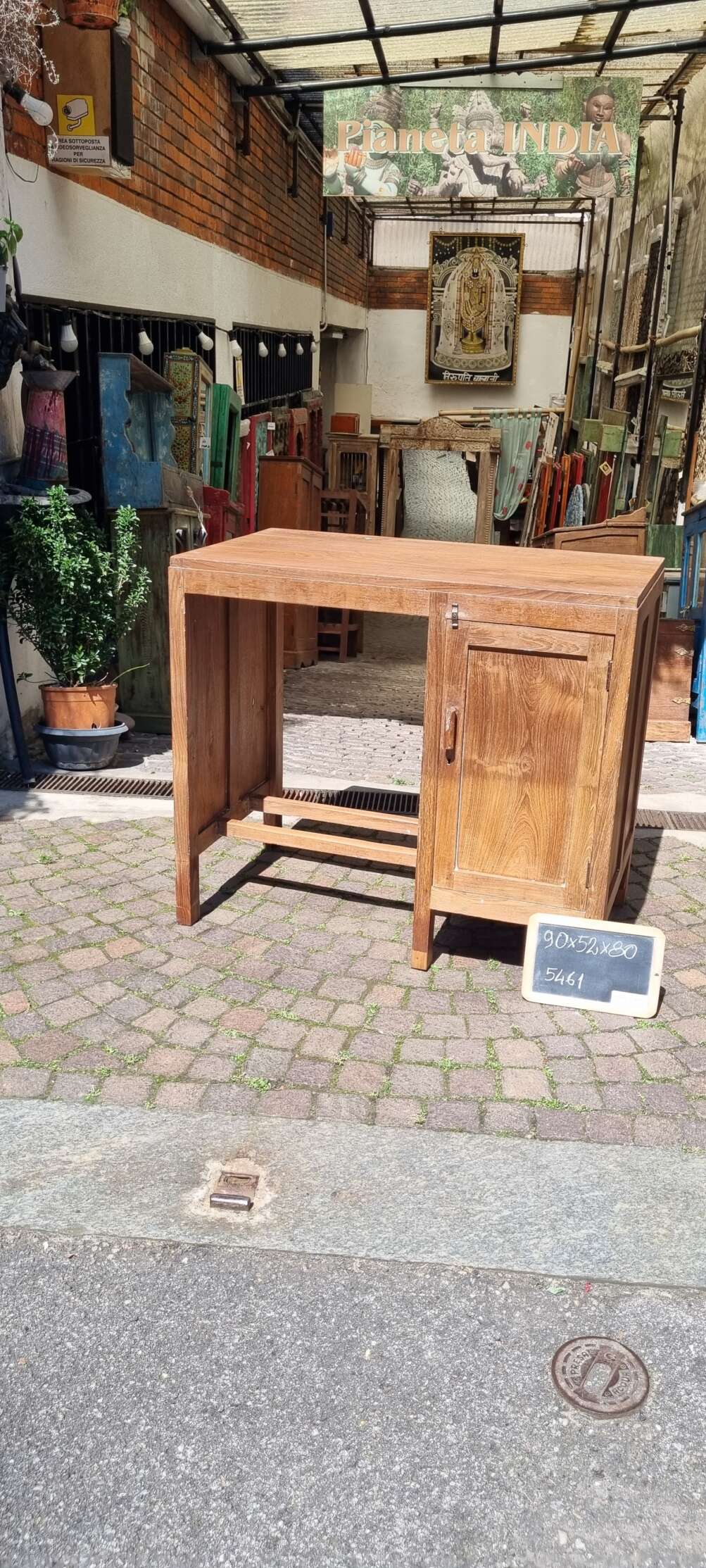 Scrivania in teak con un vano laterale portaoggetti
