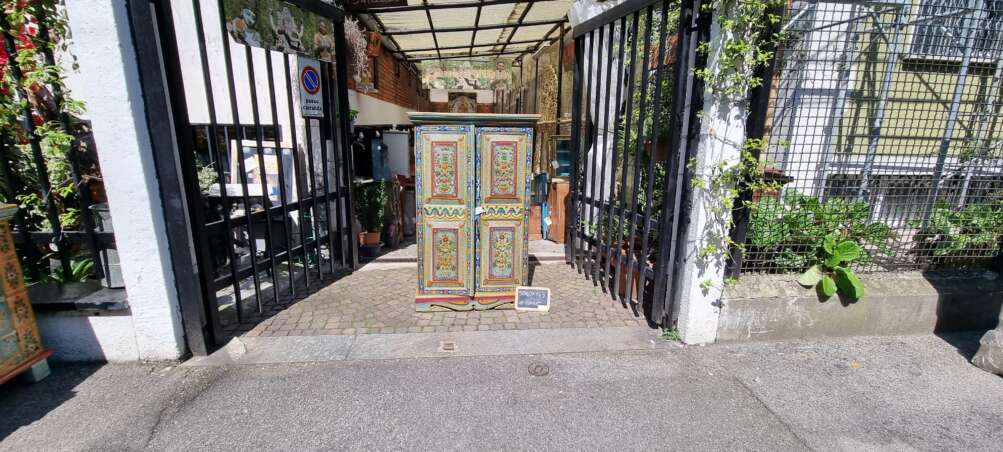 Armadio floreale dipinto a mano - immagine 2