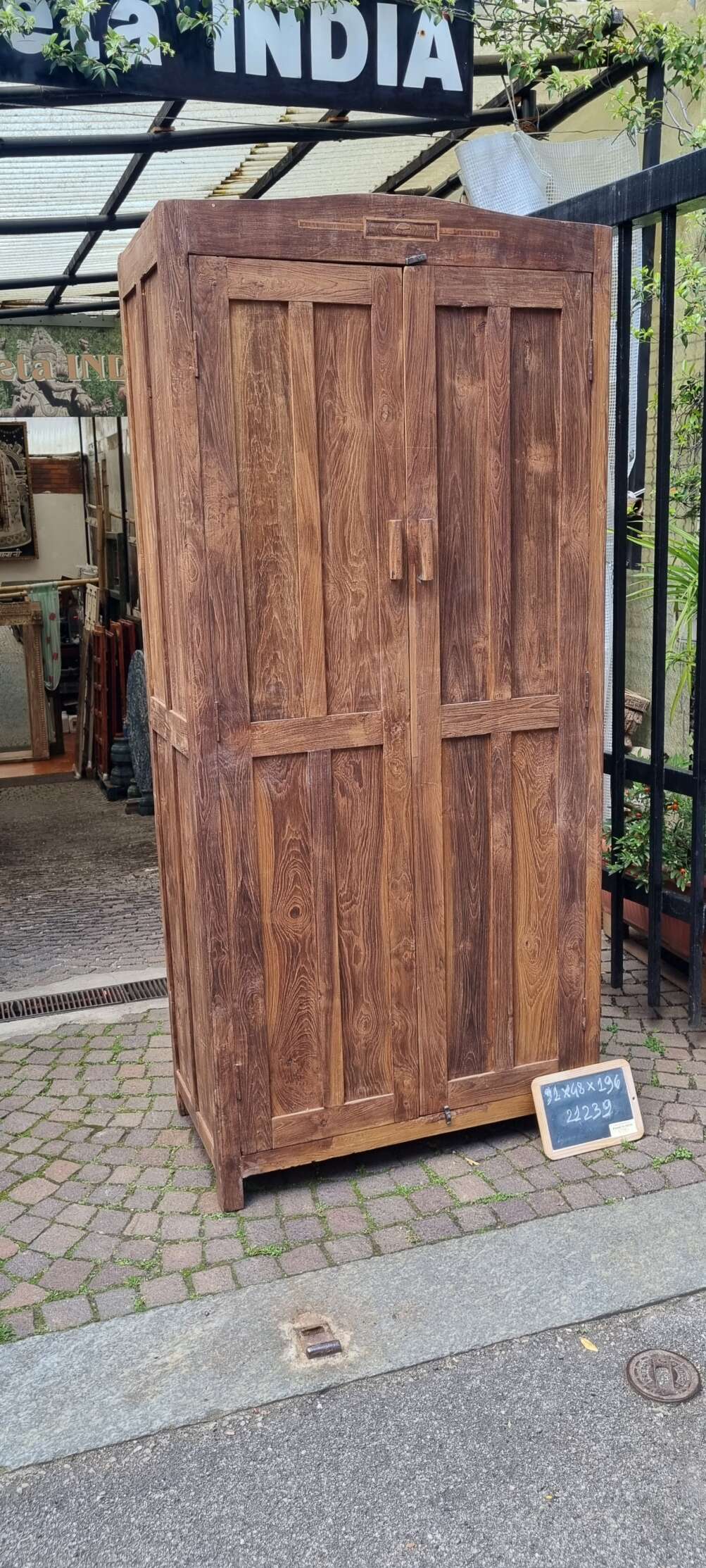 Armadio rustico a due ante