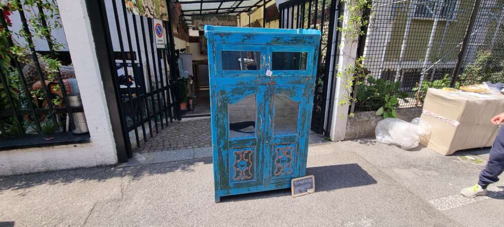 Vetrina azzurra intagliata