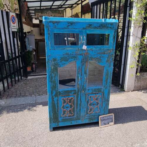 Vetrina azzurra intagliata