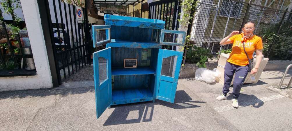 Vetrina azzurra intagliata - immagine 2