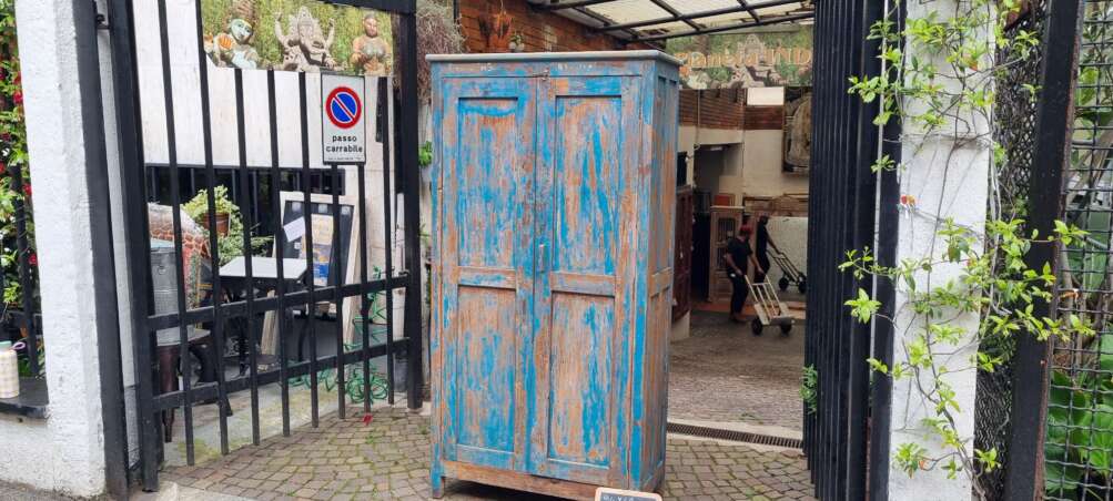 Armadio alto decapato azzurro - immagine 12