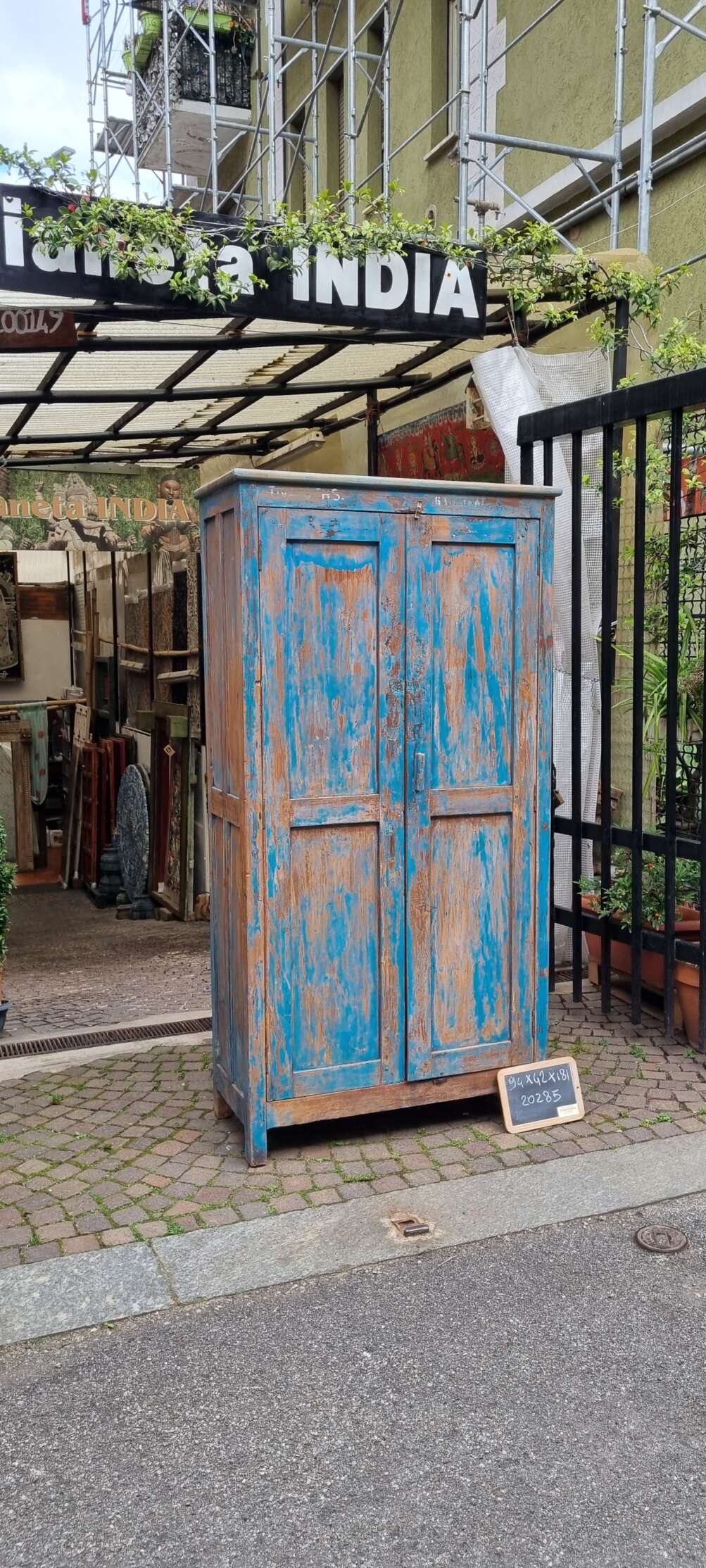 Armadio alto decapato azzurro - immagine 10