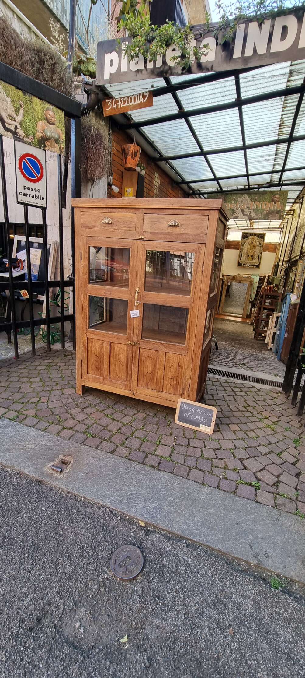 Vetrina in teak con cassetti