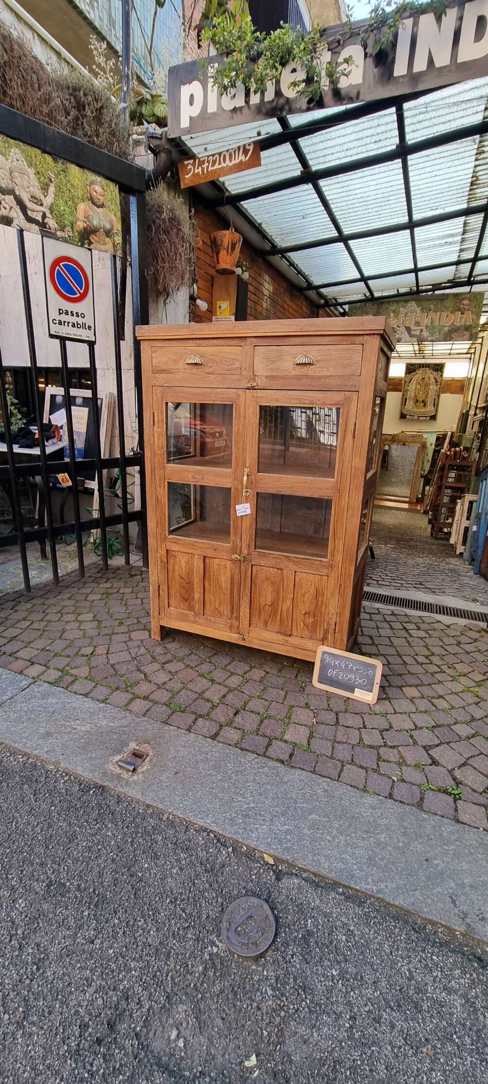 Vetrina in teak con cassetti - immagine 4
