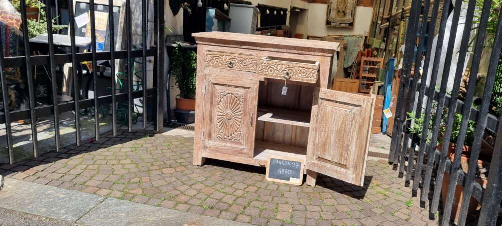 Credenza intagliata con decori floreali - immagine 9