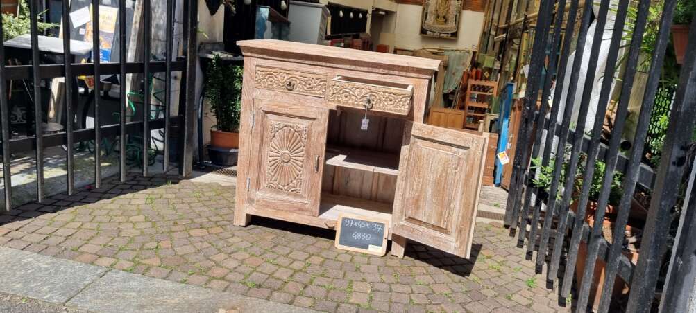 Credenza intagliata con decori floreali - immagine 5