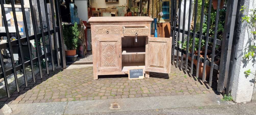 Credenza intagliata con decori floreali - immagine 8