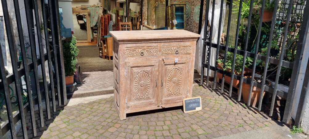 Credenza intagliata con decori floreali