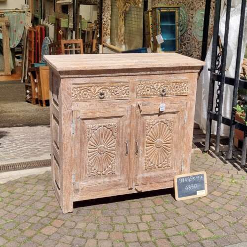 Credenza intagliata con decori floreali
