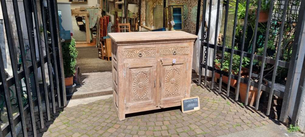 Credenza intagliata con decori floreali - immagine 2