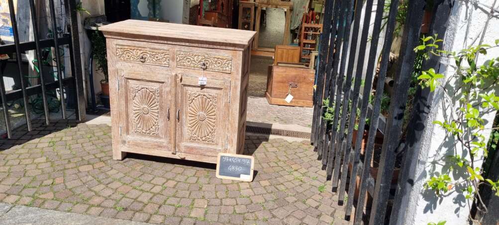 Credenza intagliata con decori floreali - immagine 7